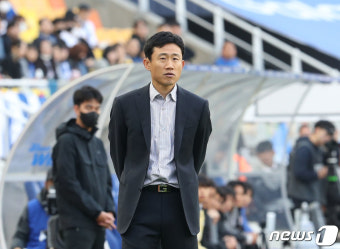 경기 지켜보는 대구 최원권 감독