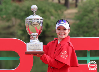 KLPGA 챔피언십 우승 트로피 든 이다연