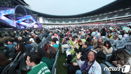 K-POP 슈퍼 라이브 콘서트 찾은 글로벌 팬들