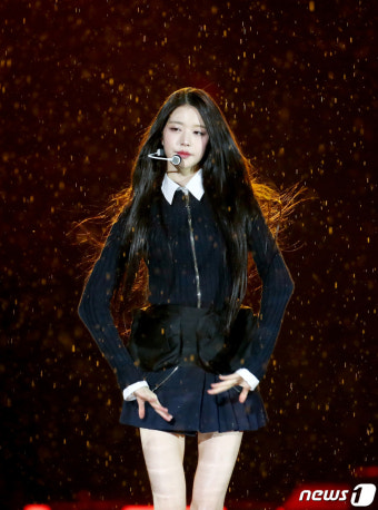 아이브 장원영, 폭우 뚫은 원톱 미모