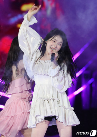 오마이걸 승희, 빗 속 열창