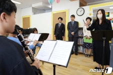 학교 오케스트라단 공연 바라보는 이주호 부총리