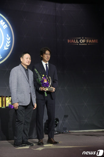 허정무 이사장과 기념 촬영하는 홍명보 감독