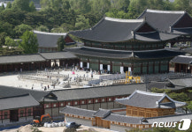 화창한 날씨 속 산책