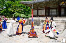 궁중연향 무용 체험하는 관람객들