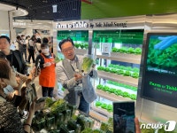 [르포]치킨 튀기는 로봇·스마트팜?…미래형 이마트 연수점 가보니