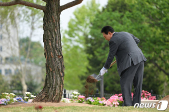 기념식수 삽 뜨는 윤 대통령