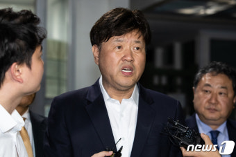 취재진 질문 답하는 김용 전 민주연구원 부원장