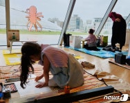 비 내려도 어린이날…실내 공원·쇼핑몰 가족 손잡고 웃음