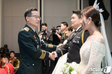 모범장병 결혼 축하하는 박정환 육군참모총장