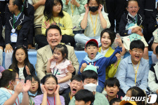 어린이 만난 尹 행복하게 자라게 열심히 할게요(종합)