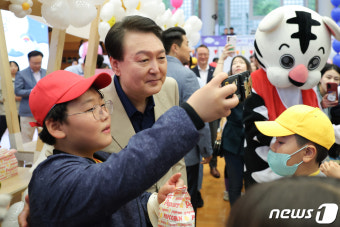 어린이와 셀카찍는 윤석열 대통령