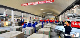 건설장에 보내줄 건재품 생산 중인 北 천리마타일공장