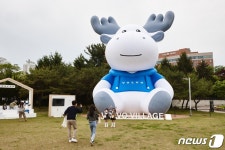 볼보 빌리지에서 만난 15m 크기의 초대형 순로기