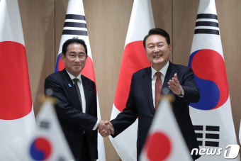 손 잡은 한일 정상