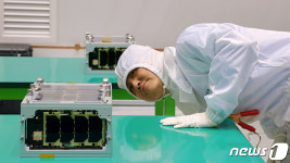 도요샛 위성 최종 점검 작업 수행중