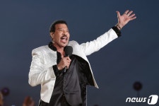 대관식 콘서트서 공연하는 가수 라이오넬 리치