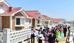 새집들이 나선 북한 주민들…행복의 낙원