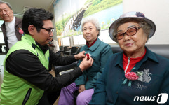 가슴에 달아드리는 카네이션