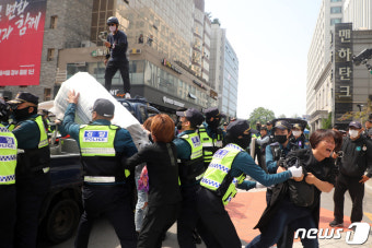 집회 앞두고 경찰과 충돌한 이태원 유가족