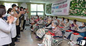 오늘은 직원도 자식입니다…구미시립노인요양병원, 어버이날 행사