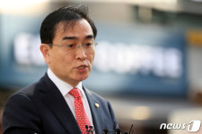 취재진 질문에 답하는 태영호 최고위원