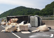 남해고속도로 부산방향 서마산IC 부근서 화물차 전도
