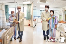 대전우리병원, 어버이날 맞아 입원 환자에 카네이션·떡 전달