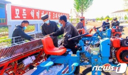 모내기 앞두고 농기계 점검하는 북한 농민들