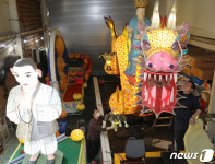 연등축제 앞두고 장엄등 준비하는 사찰 관계자들