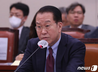 답변하는 권영세 통일 장관