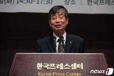 인사말하는 신영호 북한인권정보센터 이사장