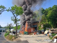 옥천 군북면 2층 패널집 불…인명피해 없어