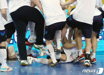 격한 축하 받는 이한솔