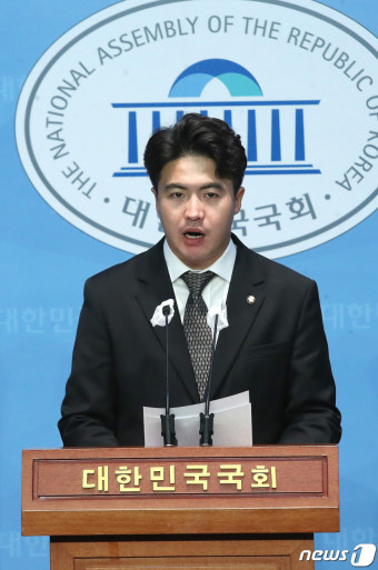 기자회견 갖는 오영환 의원
