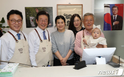 [뉴스1 PICK]앞치마 두르고 평산책방지기로 변신한 文·李…오늘 퇴임 1년