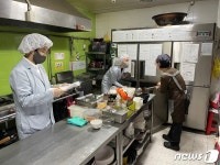 롯데마트, 대구 목련시장에 위생 안전 컨설팅…전통시장 지원