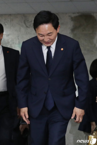 인사하며 입장하는 원희룡 국토교통부 장관
