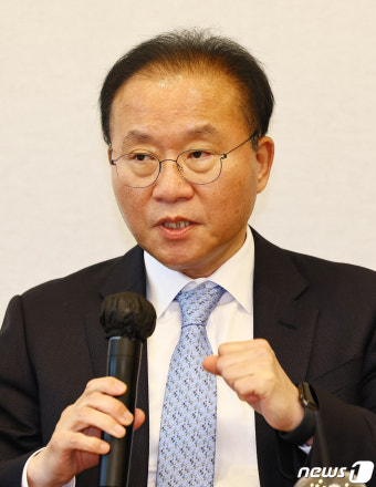 취재진 질문에 답하는 윤재옥 원내대표
