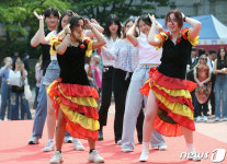 전 세계적 히트 마카레나 노래에 율동 선보이는 스페인 학생