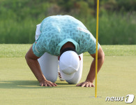 홀인원 한방에 BMW 받은 서요섭, 그린 위 큰절 세리머니