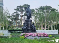 롯데월드타워, 야외 잔디광장에 베르테르의 정원 조성