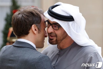 귓속말하는 마크롱과 알 나흐얀 UAE 대통령