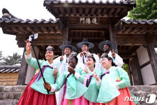 갓 쓰고 비녀 꽂고, 한국 와서 어른 됐어요…영남대서 전통 성년식