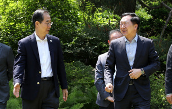 대화 나누는 한덕수 총리와 김기현 대표