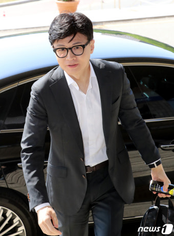 출근하는 한동훈 법무부 장관, 오는 17일 취임 1주년