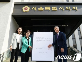 서울시의회, '기초학력진단 공개 조례' 의장 직권 공포