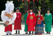 왕 앞에서 묘기를