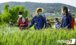 봄철 농촌지원 나선 북한 계급교양지도국 일꾼들
