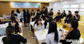 북적이는 선일여중 조식당